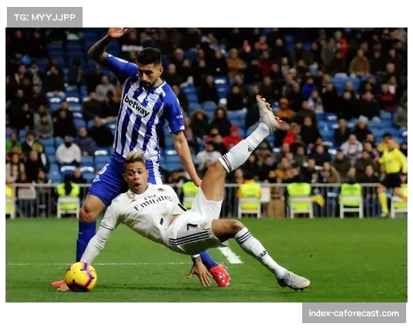 阿拉维斯主场防守组织 四后卫体系保持紧凑